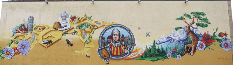 Buntes Graffiti an der Reichswaldhalle mit Zeidler- und Naturmotiven