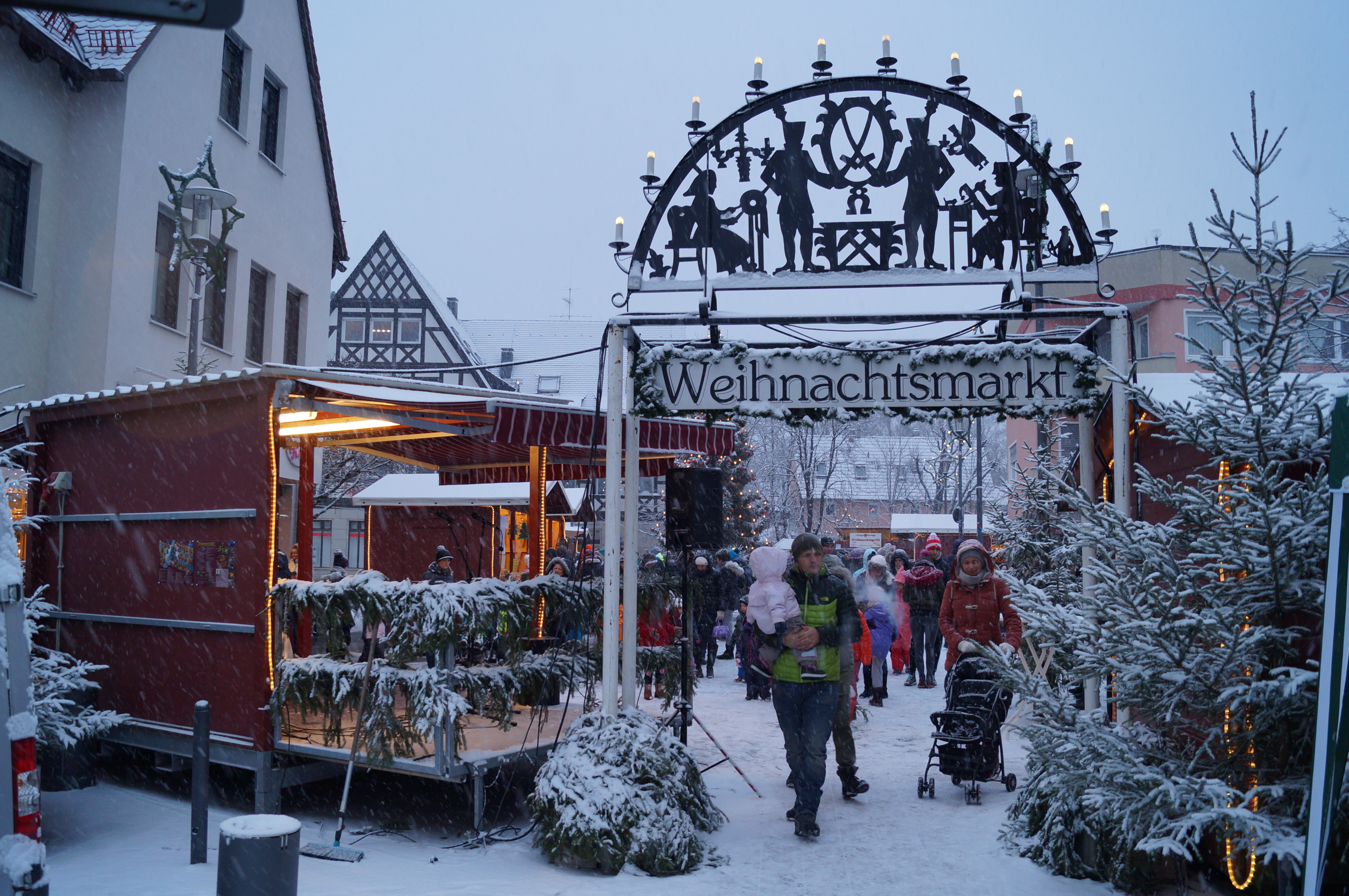 Das Foto zeigt den verschneiten Weihnachtsmarkt