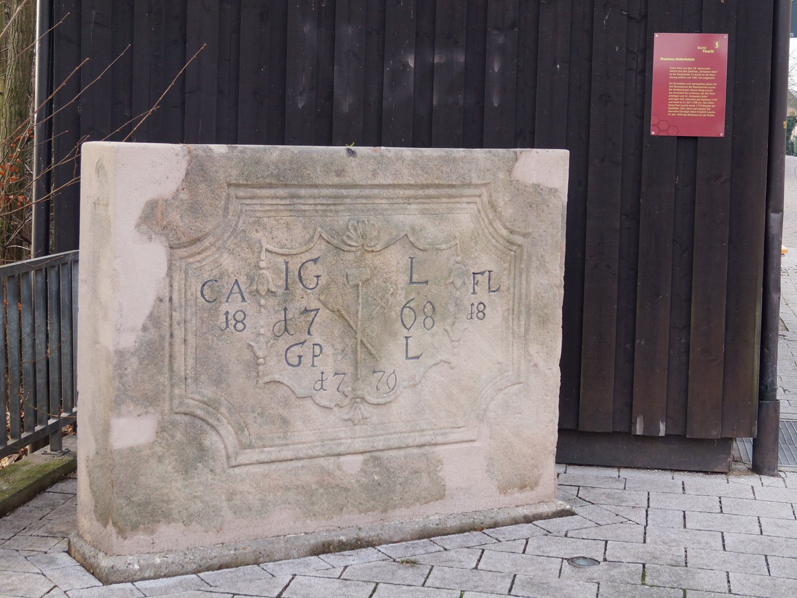 Der Stein aus dem 18. Jahrhundert zeigt die Inschrift von drei Generationen der Brauerfamilie Leuchs