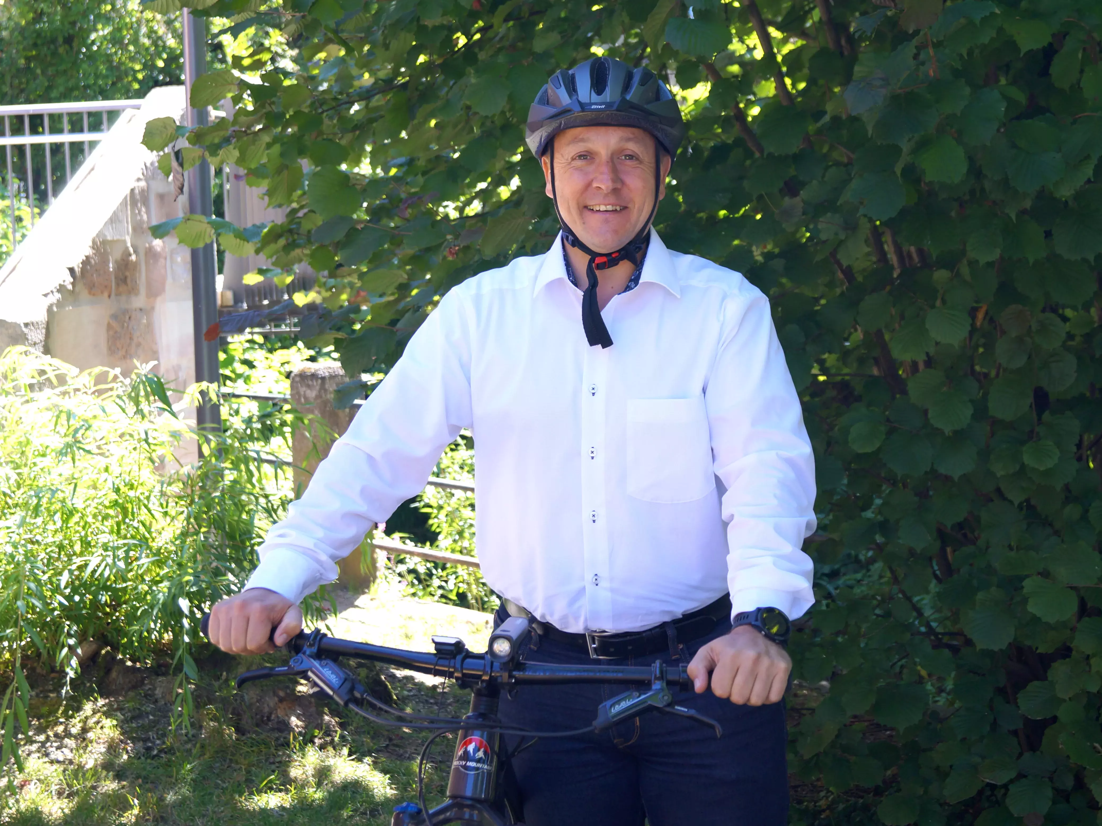 Bürgermeister Jörg Kotzur mit Fahrrad