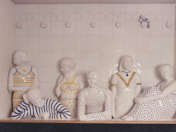 Wartende Figuren aus Keramik an der Sitzecke in der Reichswaldhalle