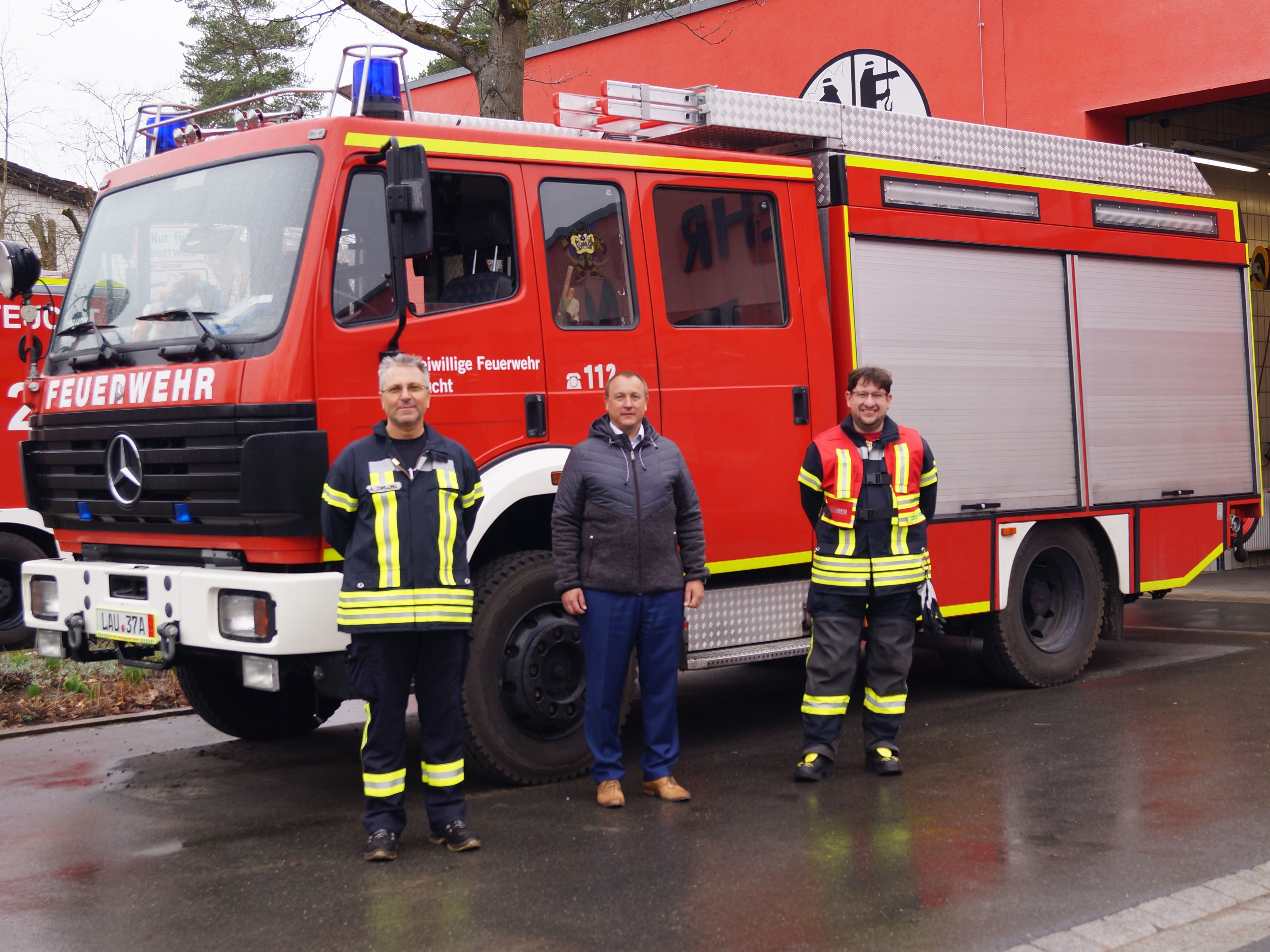 Feuerwehrauto mit Kommandant Armin Zwilling, Erster Bürgermeister Jörg Kotzur, stellvertretender Kommandant Till Bohnekamp (v. l.)