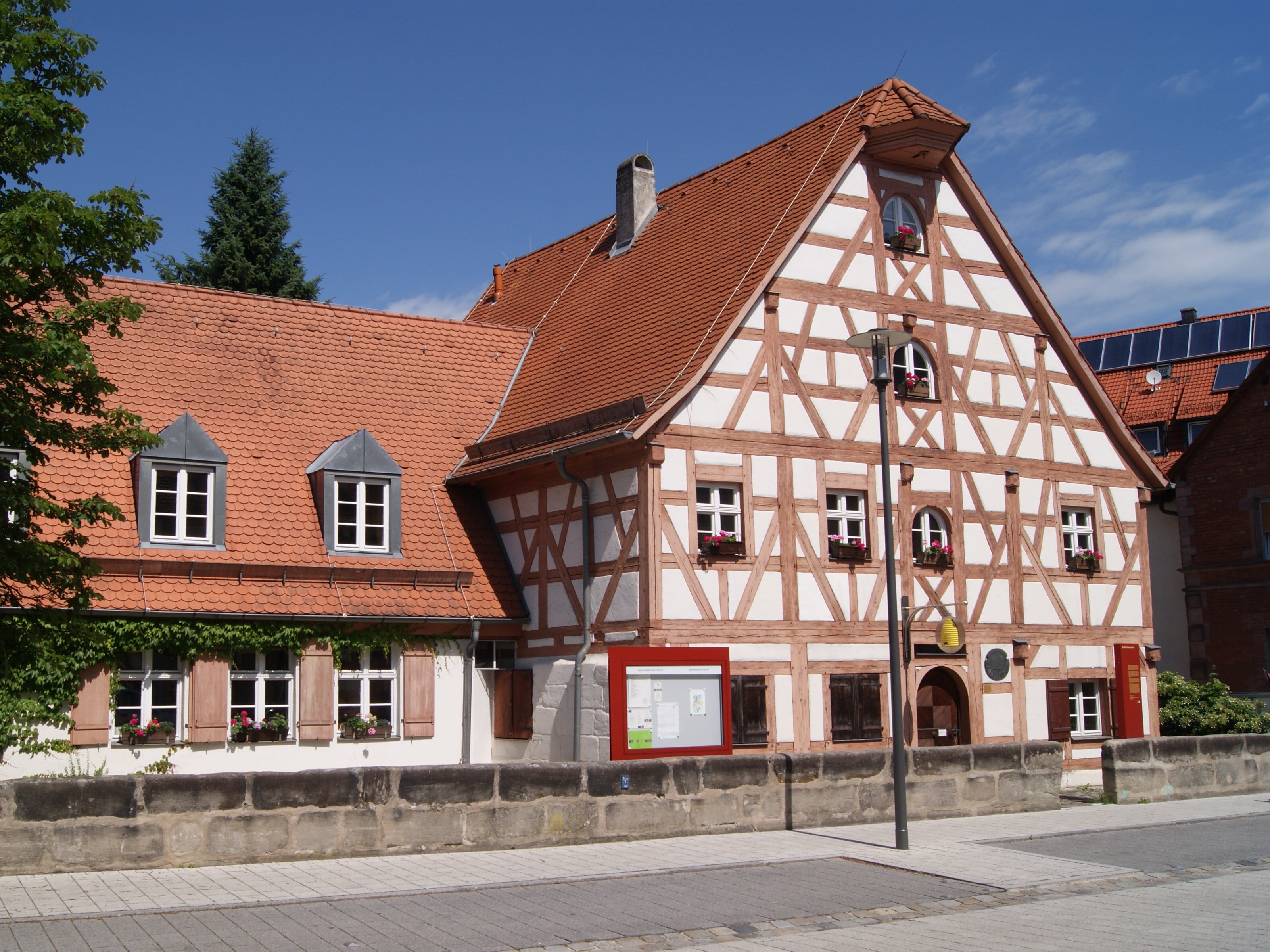 Aussenansicht des Fachwerkhauses Zeidel-Museum und Gemeindebücherei