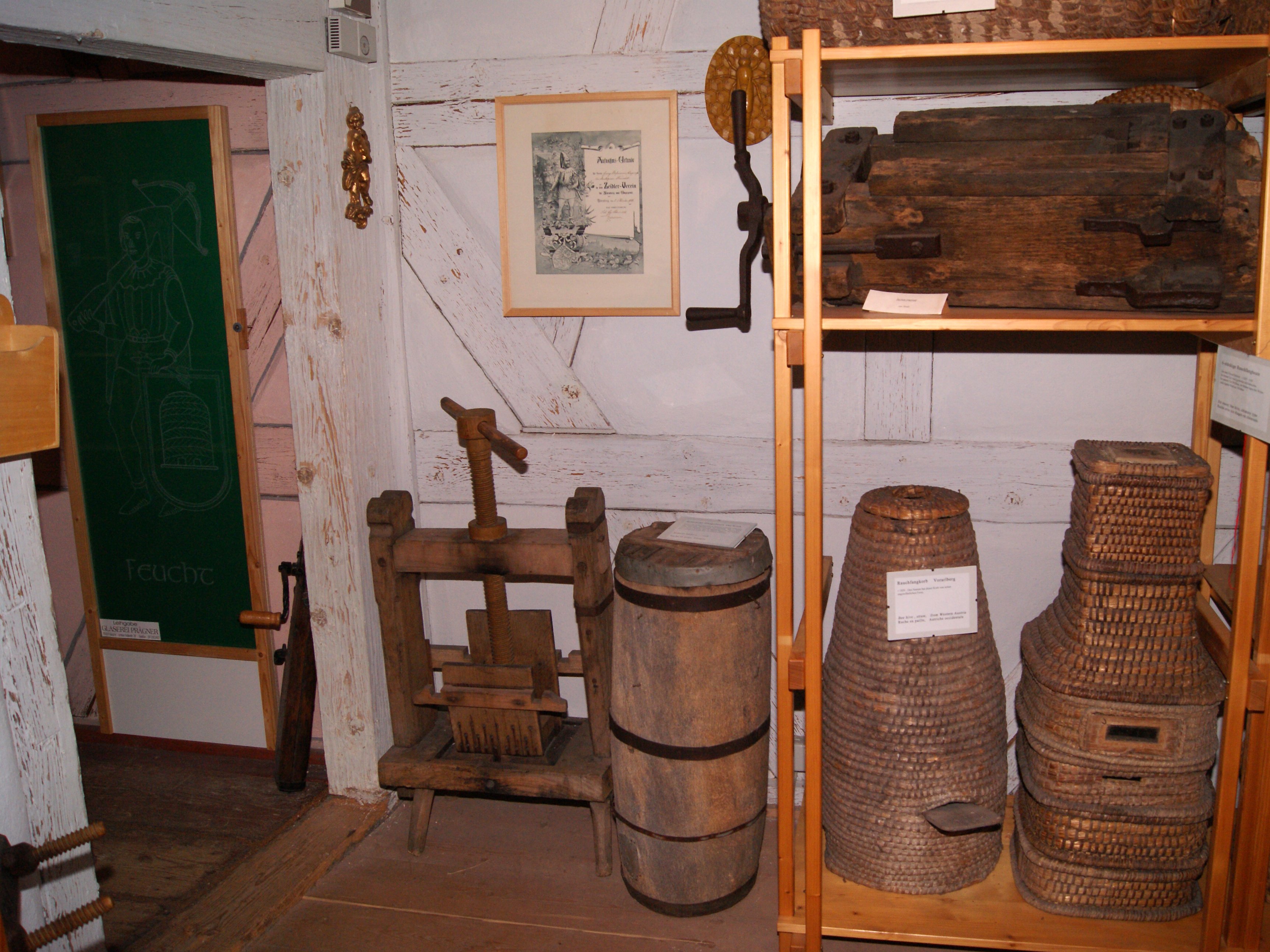 Ausschnitt des Zeidel-Museums mit Bienenkörben und Geräten
