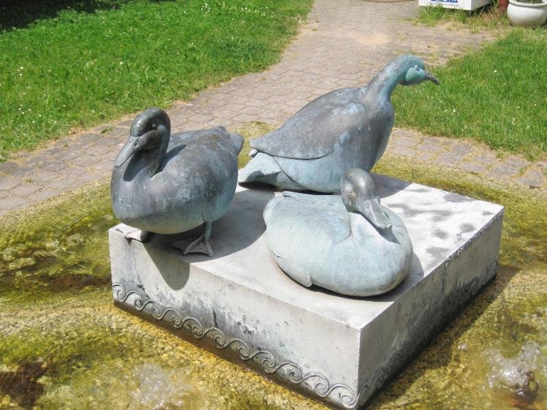 Abbildung der drei Enten in der Mitte des Brunnens
