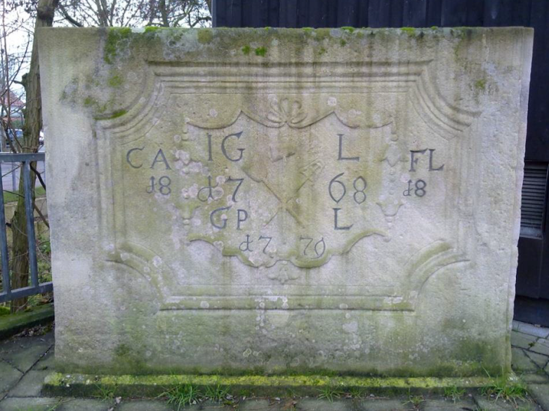 Der Stein aus dem 18. Jahrhundert zeigt die Inschrift von drei Generationen der Brauerfamilie Leuchs
