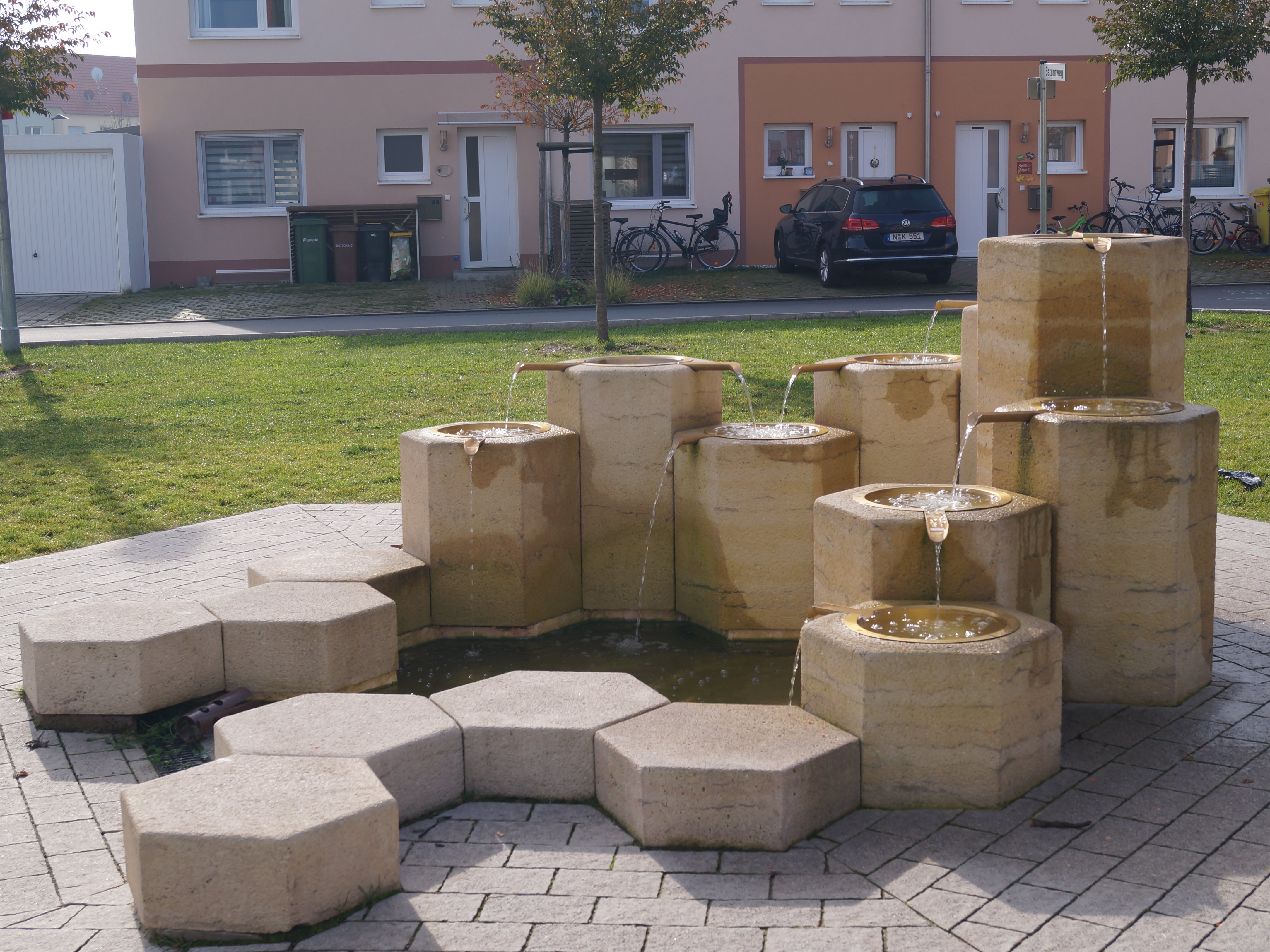 Der Honigbrunnen gebaut in Wabenform mit acht Wasserschalen