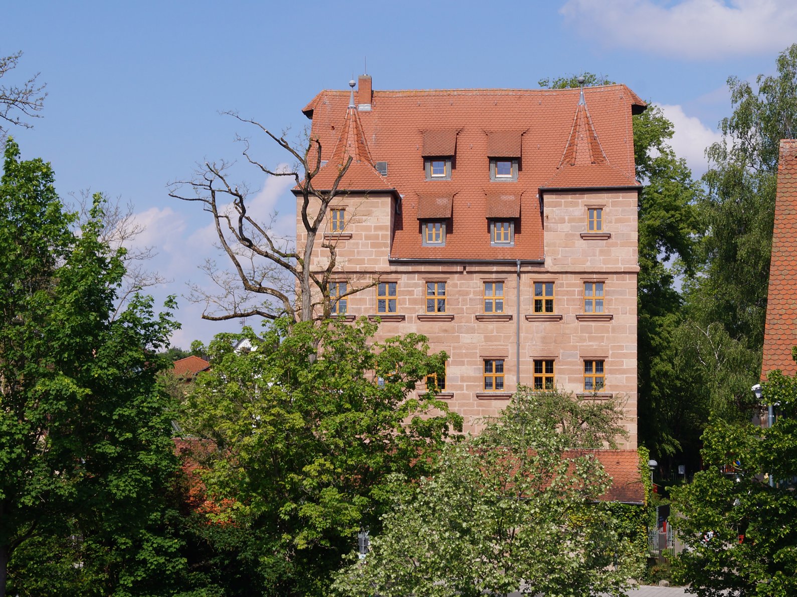 Vue extérieure du château Pfinzing avec ses petites tours