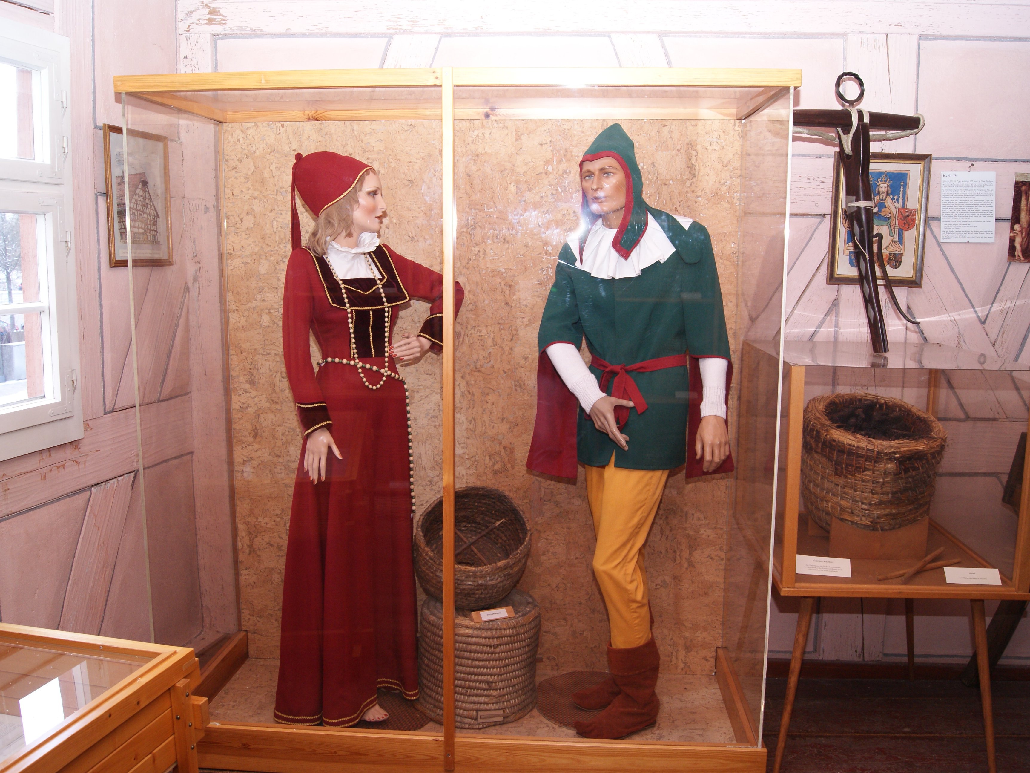 The picture shows the Zeidler costume in red, green and yellow