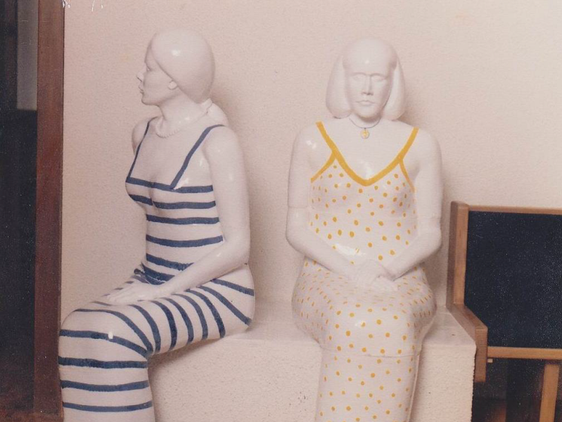 Zwei sitzende Frauen, Figuren aus Keramik