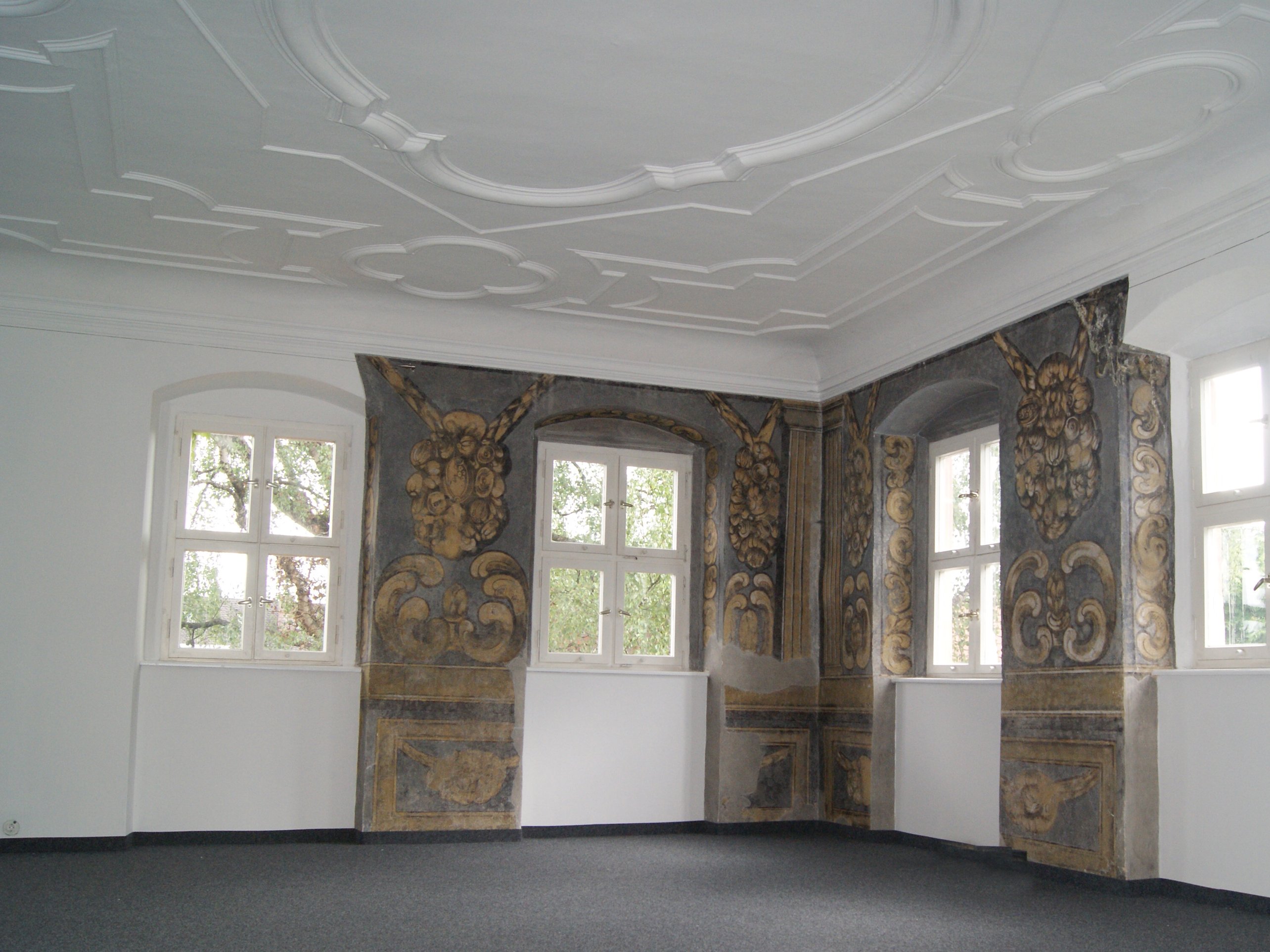 Das Bild zeitgt einen Raum mit Wandmalerei im Pfinzingschloss