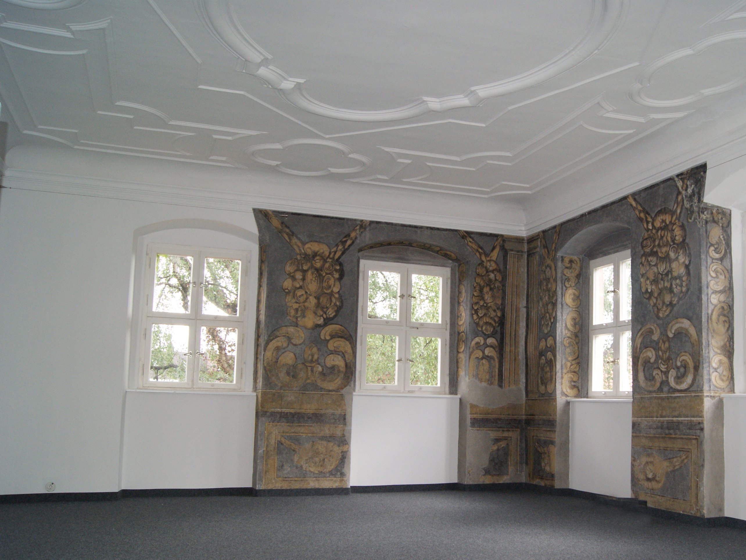La photo montre une chambre avec peinture murale dans le château Pfinzing