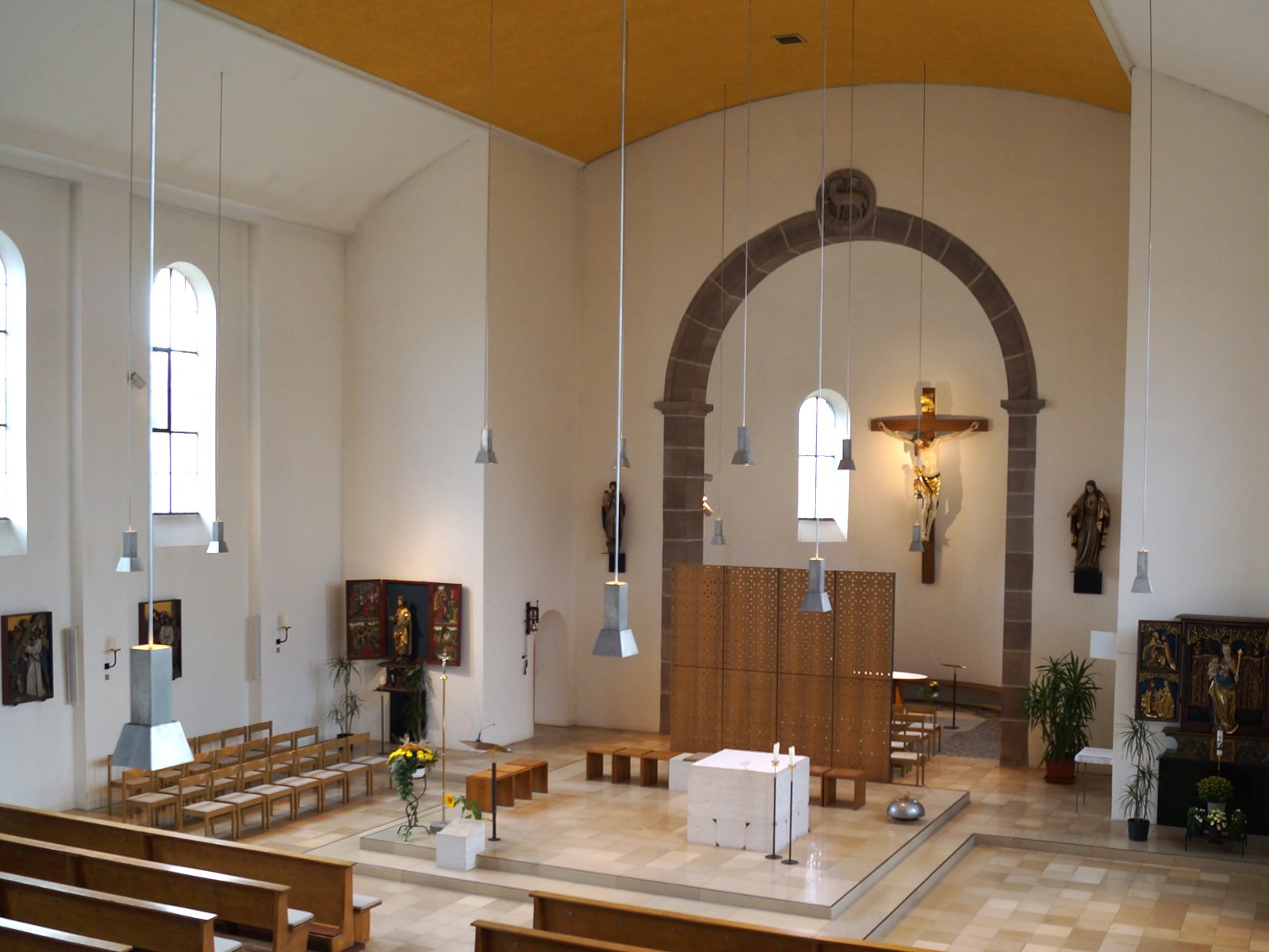 Plan intérieur regardant vers l&#039;autel de l&#039;église catholique du Sacré-Cœur