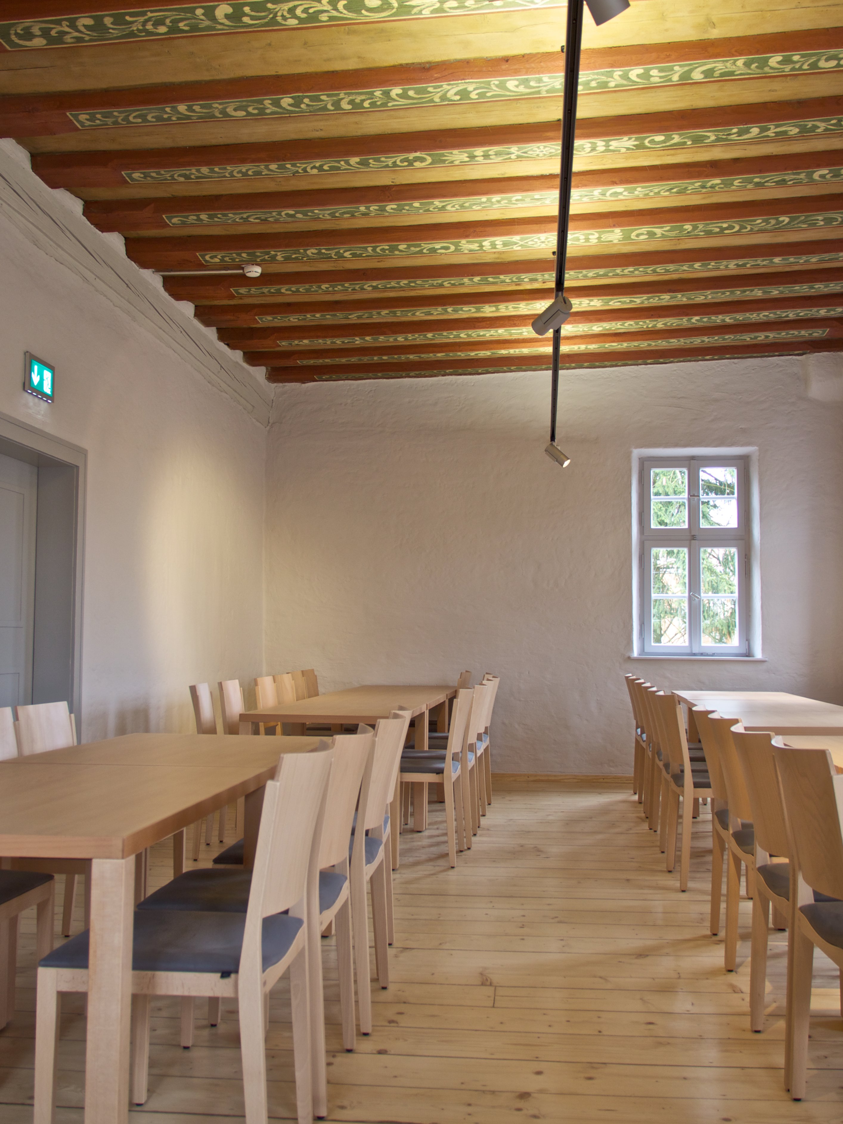 Hall dans le Le château des apiculteurs avec un plafond en bois peint