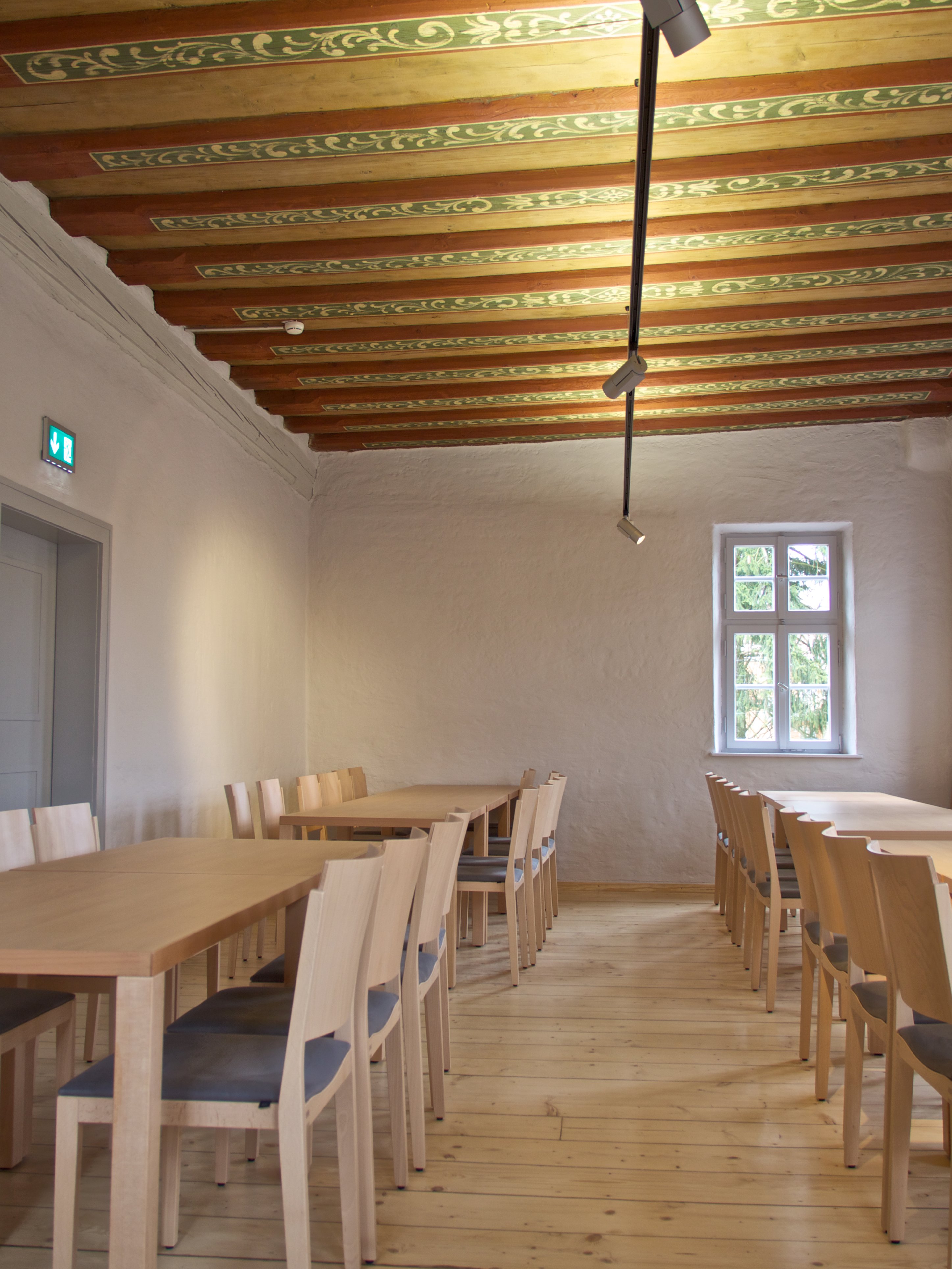 Hall in the Zeidler manor with a painted wooden ceiling