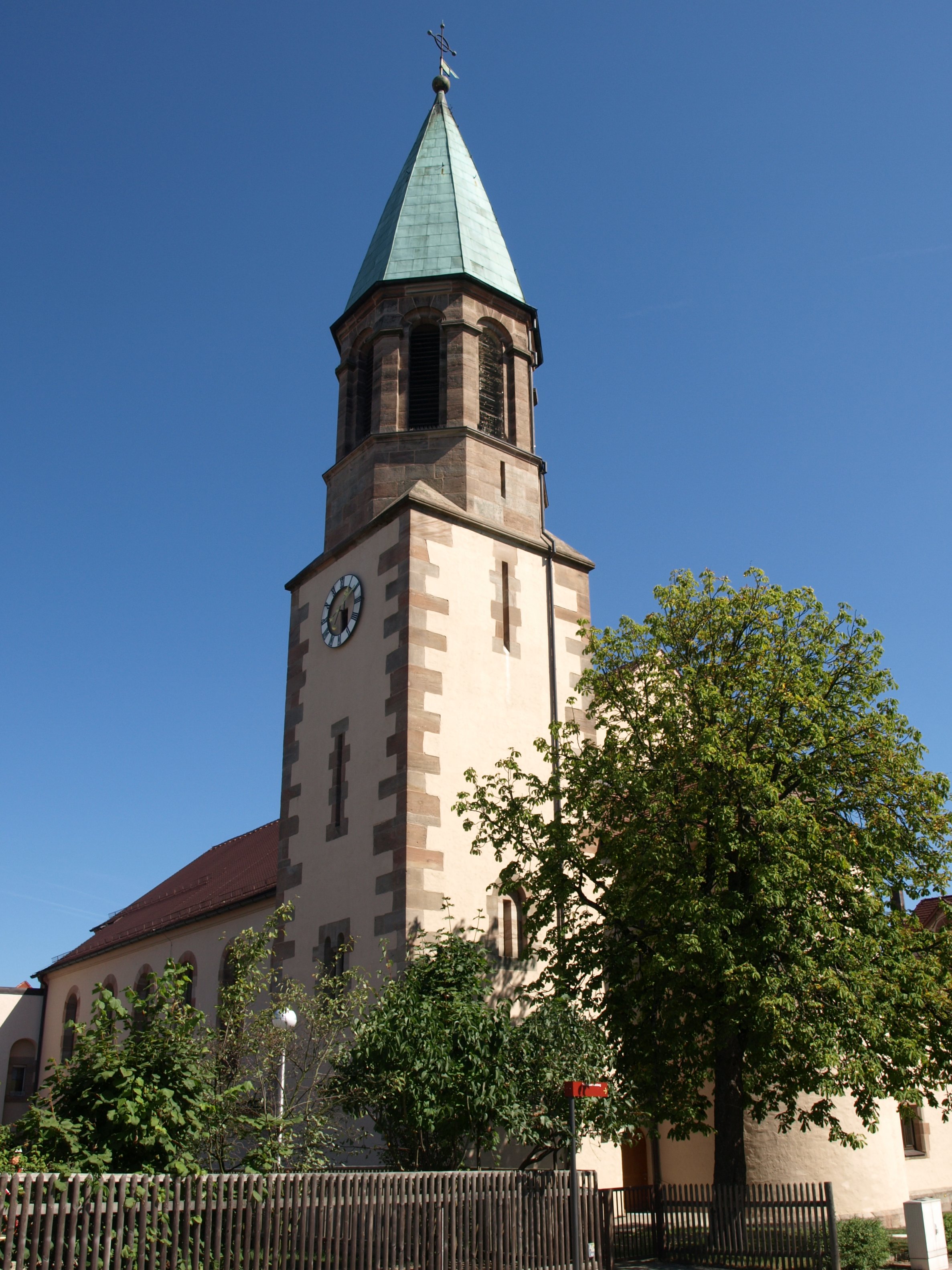 Blick auf den Kirchturm der Katholichen Kirche