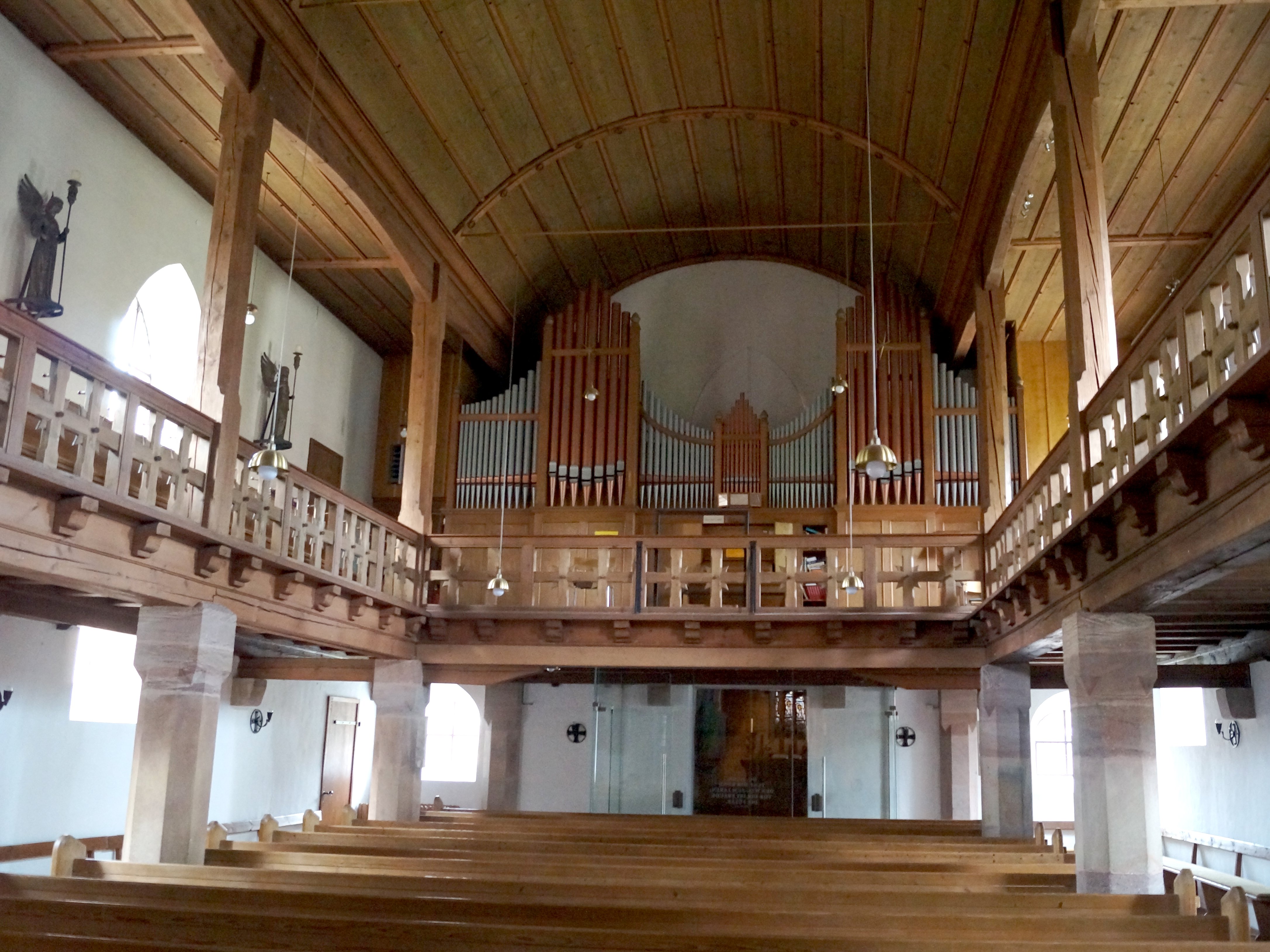 Innenansicht der evangelischen Kirche mit Blick auf die Orgel