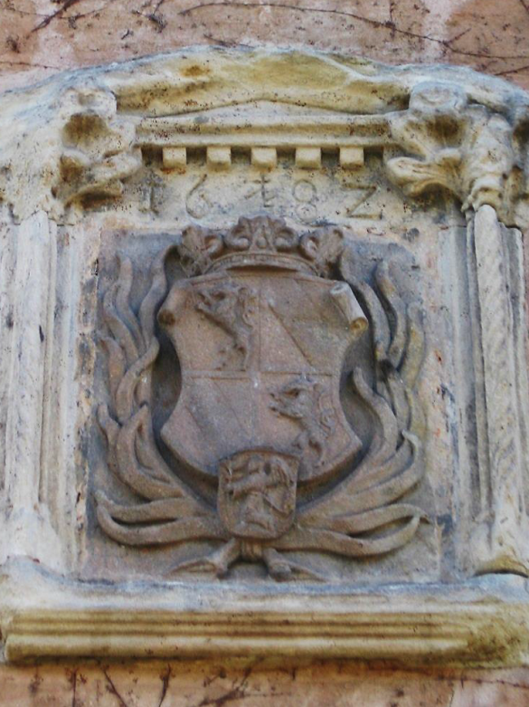 Nahaufnahme das Wappens der Familie Scheurl v. Defersdorf auf Mornek über der Eingangstür im Außenbereich