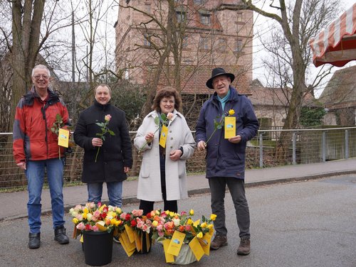 Fairtrade-Gruppe Feucht und Bürgermeister Jörg Kotzur verteilen am Valentinstag Fairtrade-Rosen