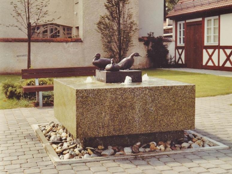 Der Entenbrunnen mit drei Enten und Wasserfontänen