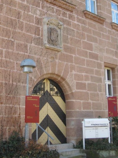 Das Wappen der Familie Scheurl v. Defersdorf auf Mornek über der Eingangstür im Außenbereich