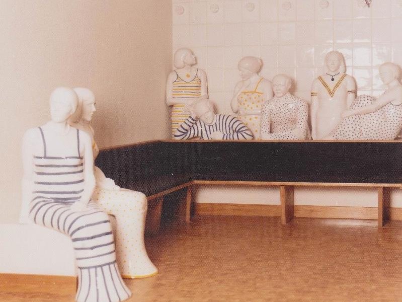 Lebensgroße Figuren aus Keramik um die Sitzecke in der Reichswaldhalle