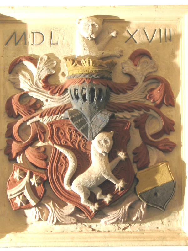 Das Wappen bezieht sich auf Georg Tetzel, in der Mitte die aufspringende Katze (gespiegelt), links unten das Wappen der Fütterer und rechts unten das Wappen der Pfinzing. 