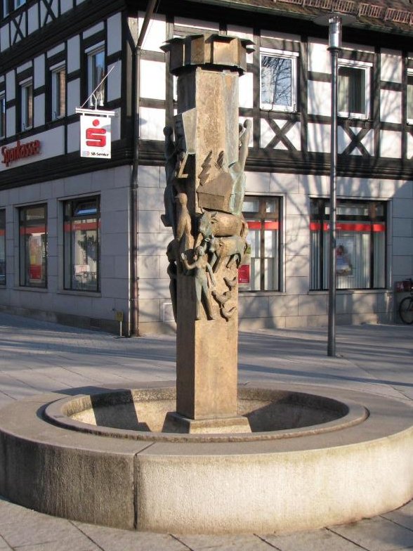 Der Brunnen am Sparkassenplatz stellt Handwerk, Handel, Gewerbe, Industrie und Landwirtschaft dar