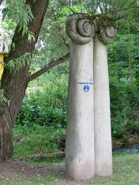 Am Gauchsbach stehen zwei Säulen mit dem Kopfende von zwei Schneckegeäuse